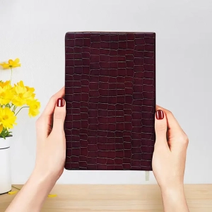 تصویر سررسید ۱۴۰۴ سایز اروپایی رنگ زرشکی طرح دراگون