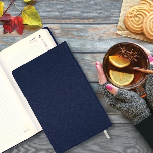 تصویری از داخل سررسید ۱۴۰۴ مهرسام چاپ