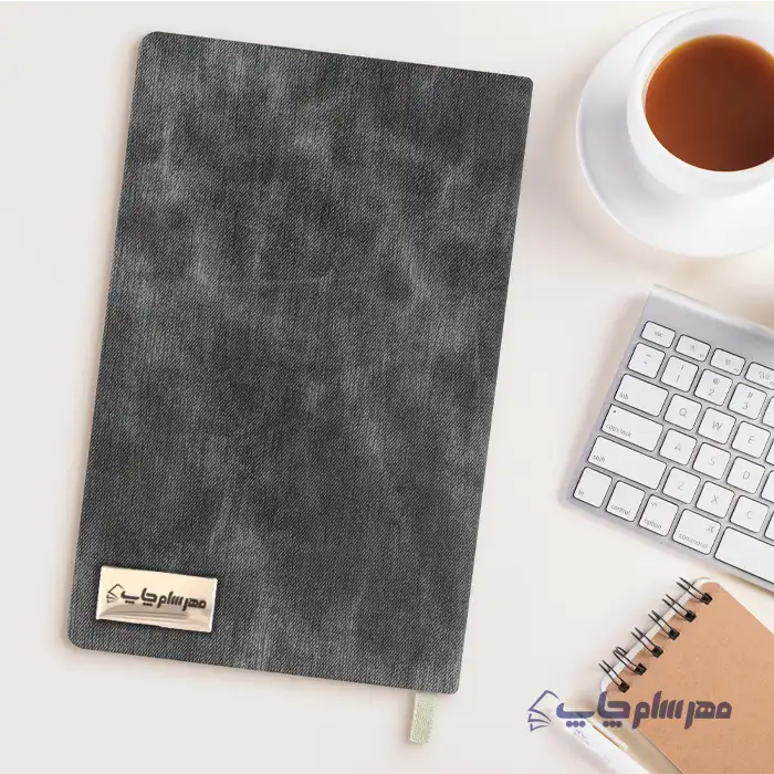 تصویر نمونه سررسید ۱۴۰۴ اروپایی طوسی مهرسام چاپ