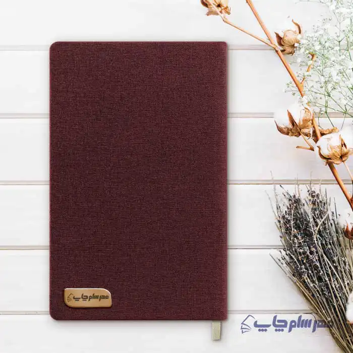 تصویر سررسید ۱۴۰۴ سایز اروپایی رنگ بادمجانی طرح کتان