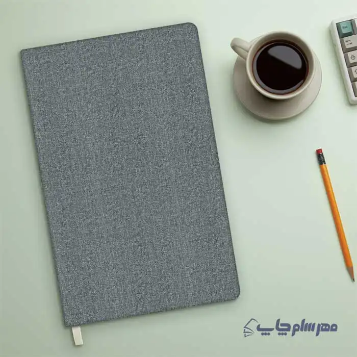 تصویر سررسید ۱۴۰۴ سایز اروپایی رنگ فیلی طرح کتان