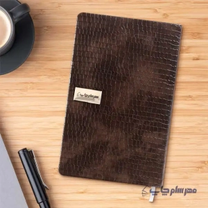 تصویر سررسید ۱۴۰۴ سایز اروپایی رنگ قهوه ای جلد چرم طرح کروکودیلی