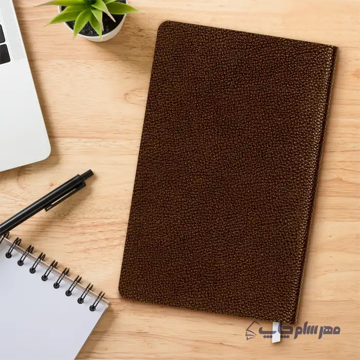 عکس سررسید ۱۴۰۴ سایز اروپایی جلد نرم جنس چرم رنگ قهوه ای بسیار اقتصادی