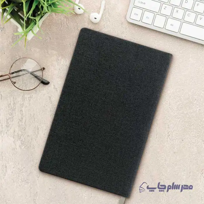 تصویر سررسید ۱۴۰۴ سایز اروپایی رنگ مشکی طرح کتان