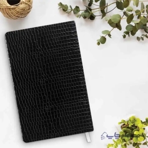 تصویر سررسید ۱۴۰۴ سایز اروپایی رنگ مشکی جلد چرم طرح کروکودیلی