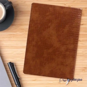 تصویر سررسید ۱۴۰۴ سایز وزیری رنگ عسلی طرح چرم کروکودیلی