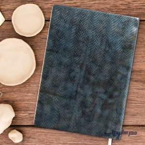 تصویر سررسید ۱۴۰۴ سایز وزیری رنگ کله غازی جلد چرم طرح پوست ماری